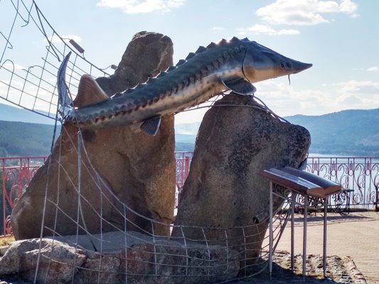 Памятник Царь-рыбе около Овсянки Памятник Царь-рыбе около Овсянки